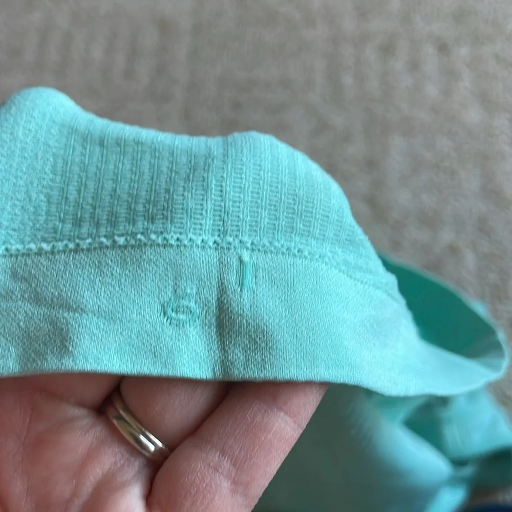 Lululemon tank with shelf bra built in sz 6 - Picture 6 of 7